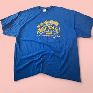 Gildan Men's Blue and Yellow T-shirt